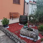 Apartment Near Centar For 2+1 At Pula, With Garden And Free Parking
