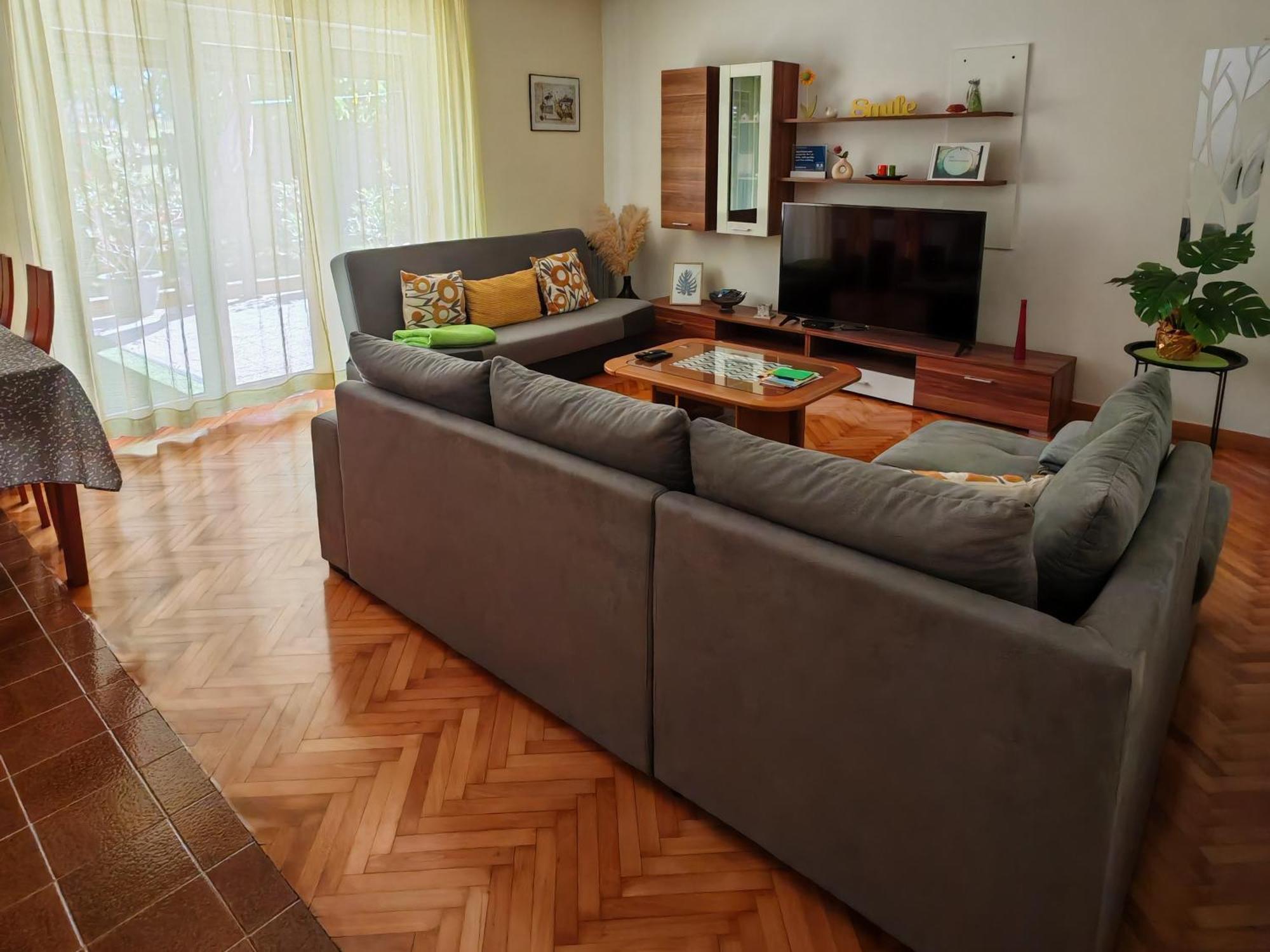 Near Centar For 2+1 At Pula, With Garden And Free Parking *